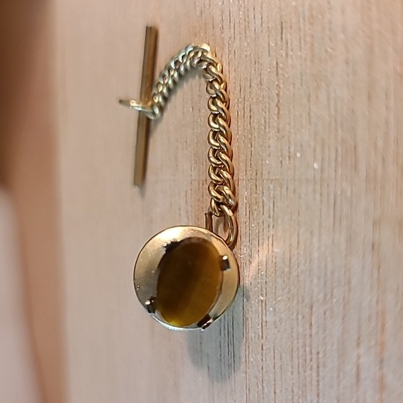 Vintage tie tack with gold tone and faux stone - Picture 1 of 5